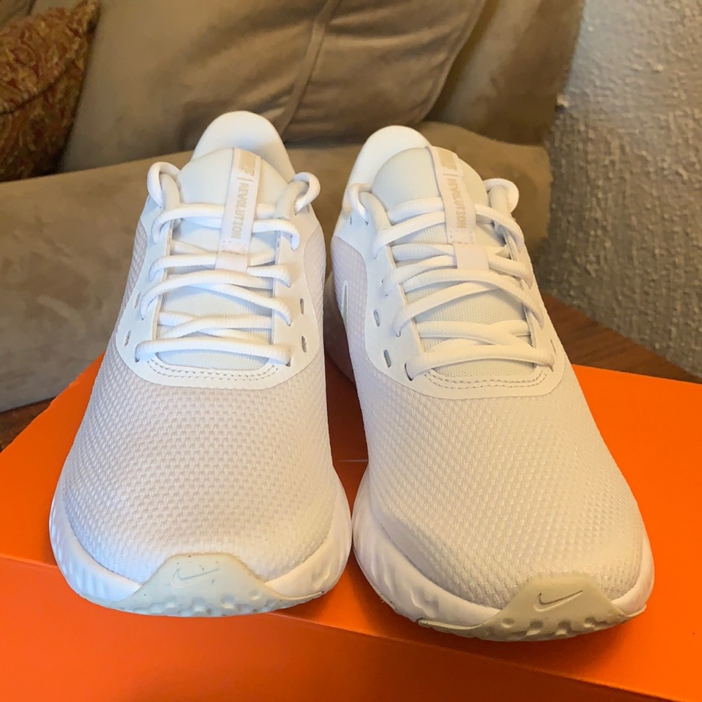 Nike revolution